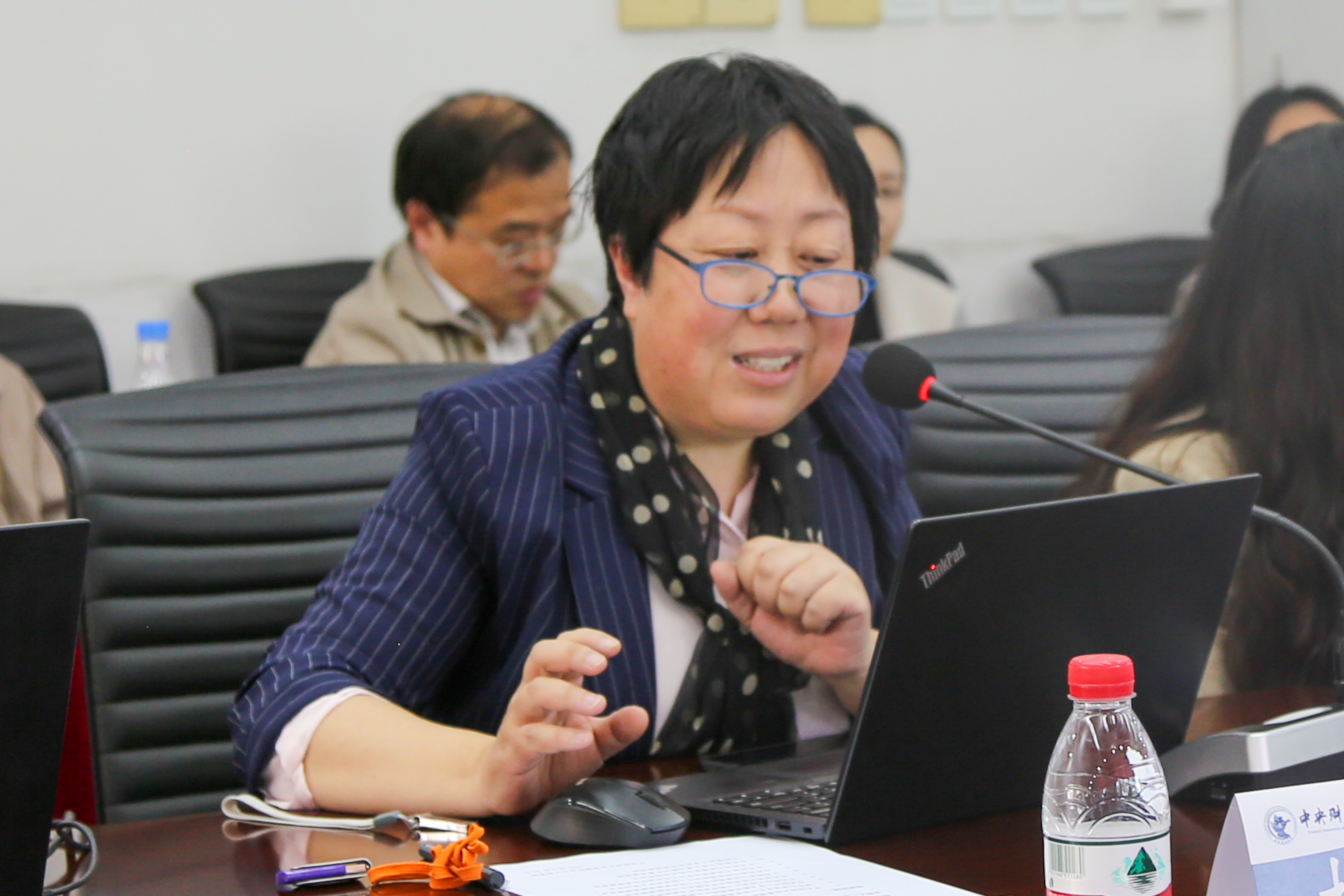 清华大学语言教学中心副教授杨芳作主题报告《课程思政与混合式